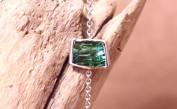 Collier en or blanc 18K, serti de deux tourmalines bleues indigo 2,22ct et 0,76 carat et de deux perles d'eau douce Bijouterie Genève artisan joaillier
