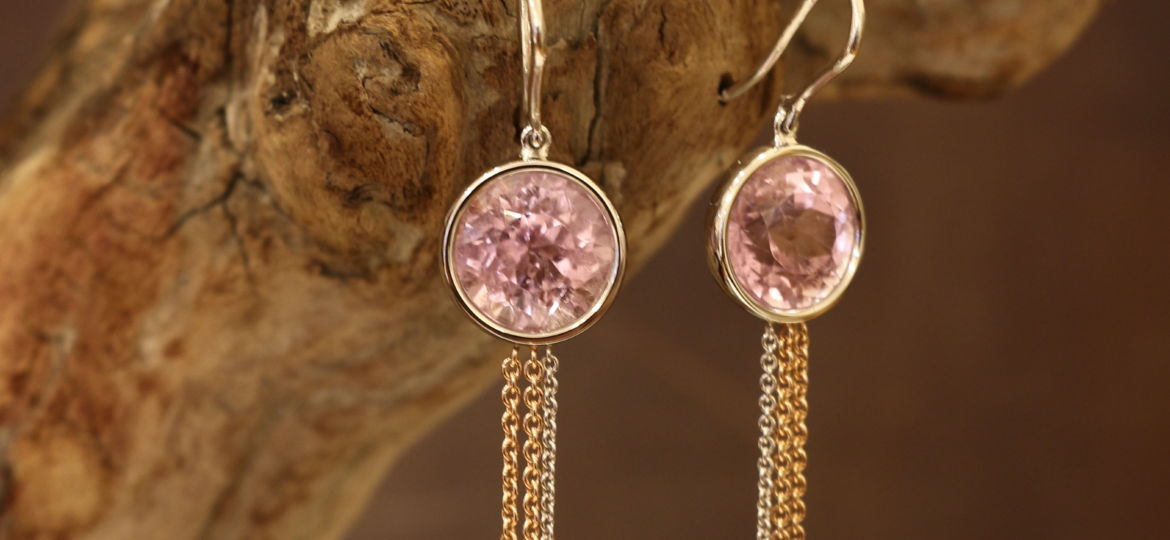 boucles d'oreilles dormeuses, deux Kunzites de 9 cts sertient clos en or blanc, agrémenté de chaînes rouges et blanches qui tombent comme des tresses